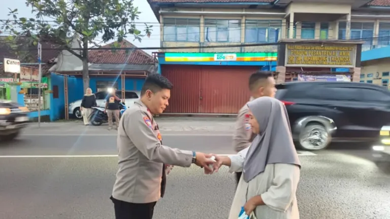 Indahnya Berbagi Di Bulan Ramadhan, Polsek Kadungora Tebar Takjil Untuk Masyarakat