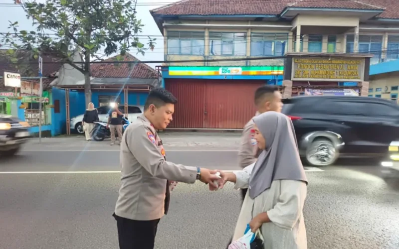 Indahnya Berbagi Di Bulan Ramadhan, Polsek Kadungora Tebar Takjil Untuk Masyarakat