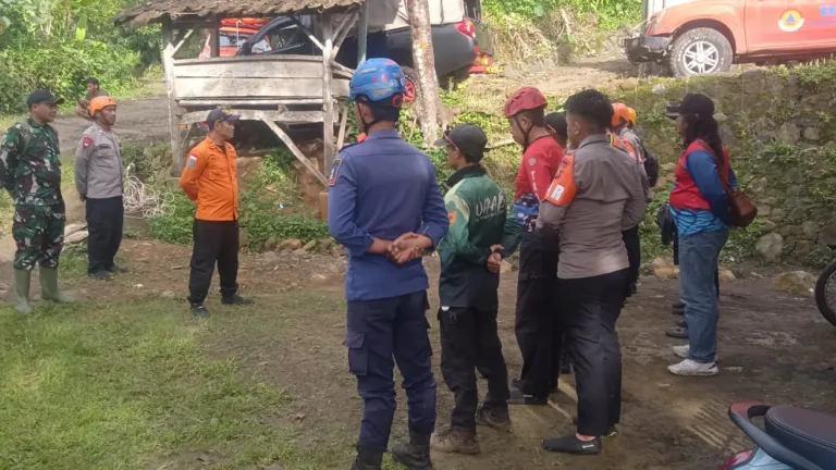 Polsek Pakenjeng Bersama Tim SAR Gabungan Lanjutkan Pencarian Anak Hanyut