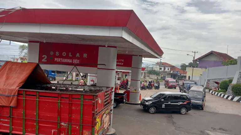 Rutinitas administrasi SPBU 444111 Cipatik Desa Nanjungjaya Kersamanah