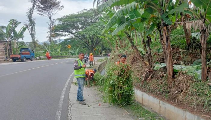Apresiasi Masyarakat pada petugas Kebersihan Dan Normalisasi Saluran Air Di Kampung Cisurian Jalan Raya Kersamanah
