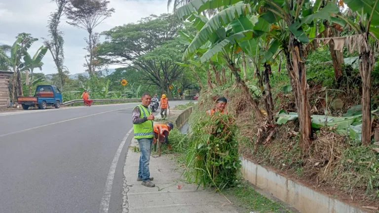 Apresiasi Masyarakat pada petugas Kebersihan Dan Normalisasi Saluran Air Di Kampung Cisurian Jalan Raya Kersamanah