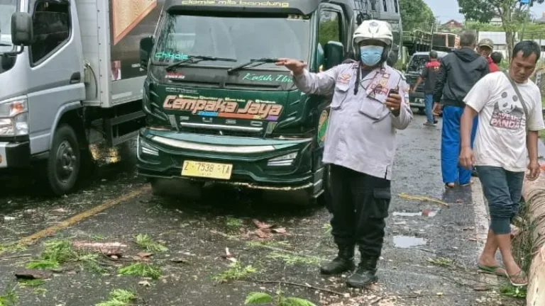 Hujan Lebat Dan Angin Kencang, Jalur Nasional Lumpuh Total