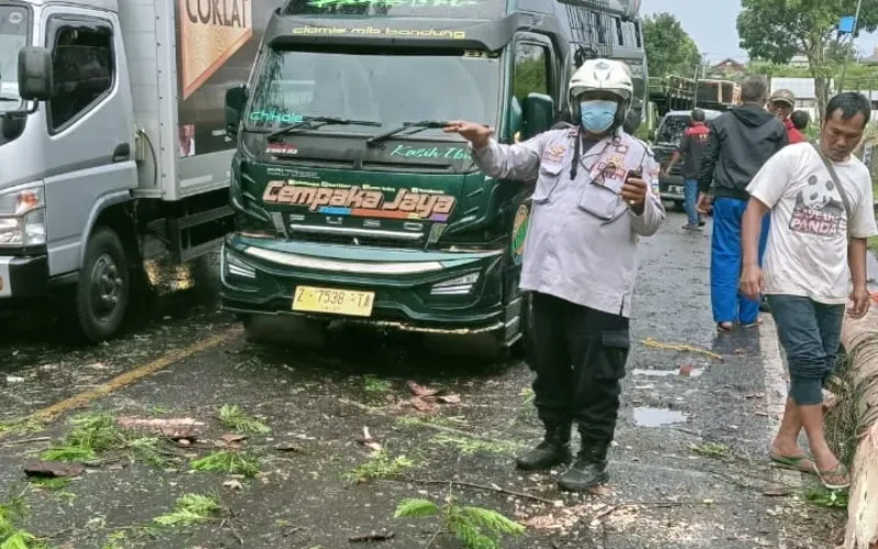 Hujan Lebat Dan Angin Kencang, Jalur Nasional Lumpuh Total