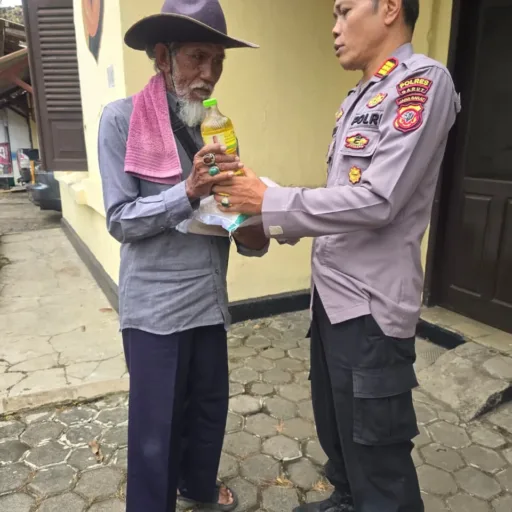 Ramadhan Penuh Berkah, Polsek Cibatu Bagikan 100 Paket Sembako  Untuk Dhuafa Dan Anak Yatim