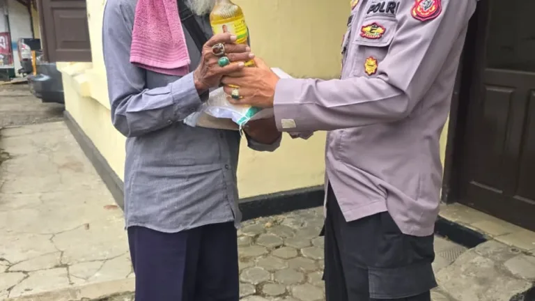 Ramadhan Penuh Berkah, Polsek Cibatu Bagikan 100 Paket Sembako  Untuk Dhuafa Dan Anak Yatim