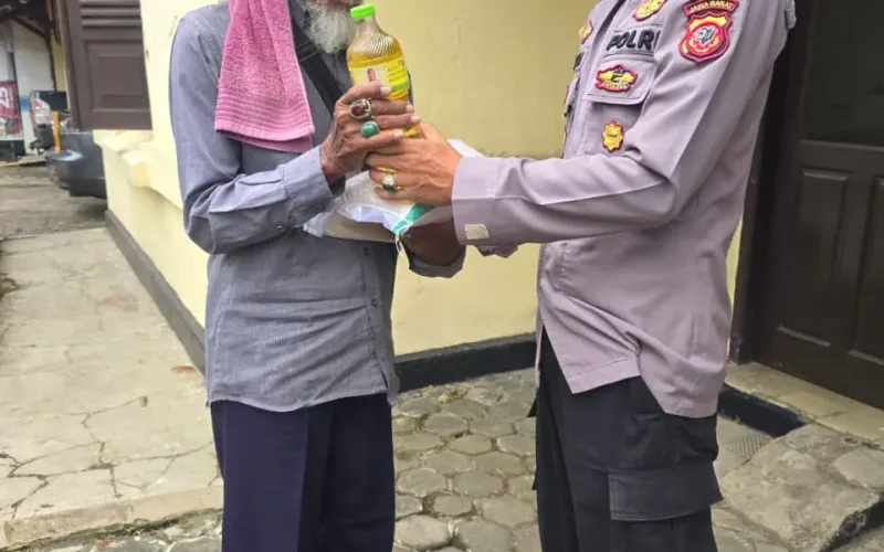 Ramadhan Penuh Berkah, Polsek Cibatu Bagikan 100 Paket Sembako  Untuk Dhuafa Dan Anak Yatim