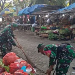 Koramil 1408-12/Tamalanrea Gelar Karya Bhakti Bersihkan Pasar Tradisional BTP, Antisipasi Banjir dan Cegah Penyakit di Musim Hujan