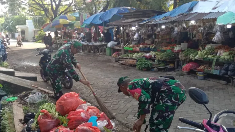 Koramil 1408-12/Tamalanrea Gelar Karya Bhakti Bersihkan Pasar Tradisional BTP, Antisipasi Banjir dan Cegah Penyakit di Musim Hujan