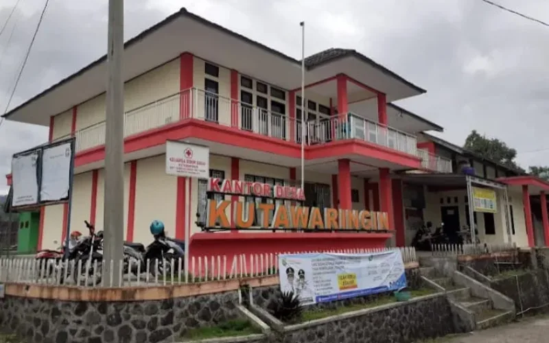 Perangkat Desa Kutawaringin Kecamatan Salawu Dibulan Ramadhan Tetap Semangat Layani Masyarakat