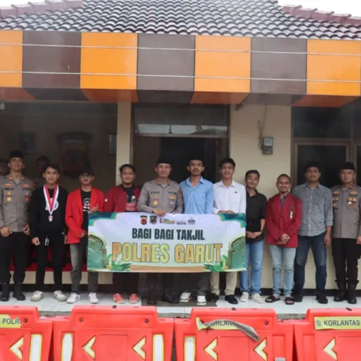 Polres Garut Bersama Mahasiswa Cipayung Dan BEM Bagikan Takjil Gratis, Perkuat Sinergi Di Bulan Ramadhan