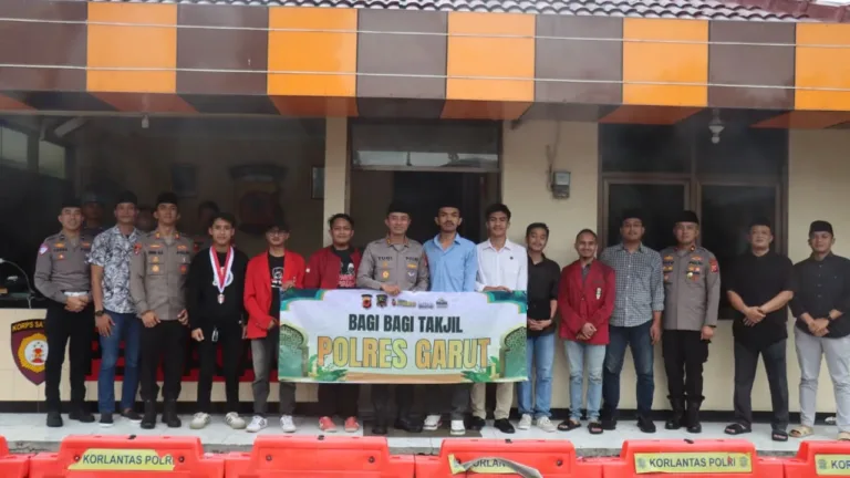 Polres Garut Bersama Mahasiswa Cipayung Dan BEM Bagikan Takjil Gratis, Perkuat Sinergi Di Bulan Ramadhan