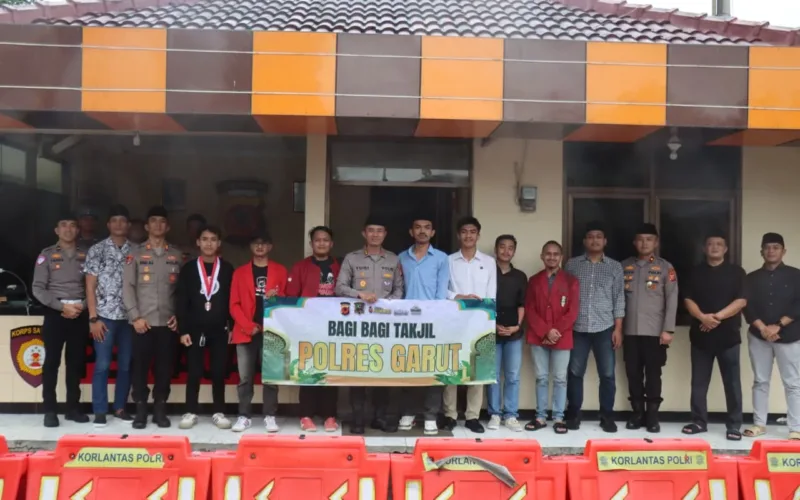 Polres Garut Bersama Mahasiswa Cipayung Dan BEM Bagikan Takjil Gratis, Perkuat Sinergi Di Bulan Ramadhan