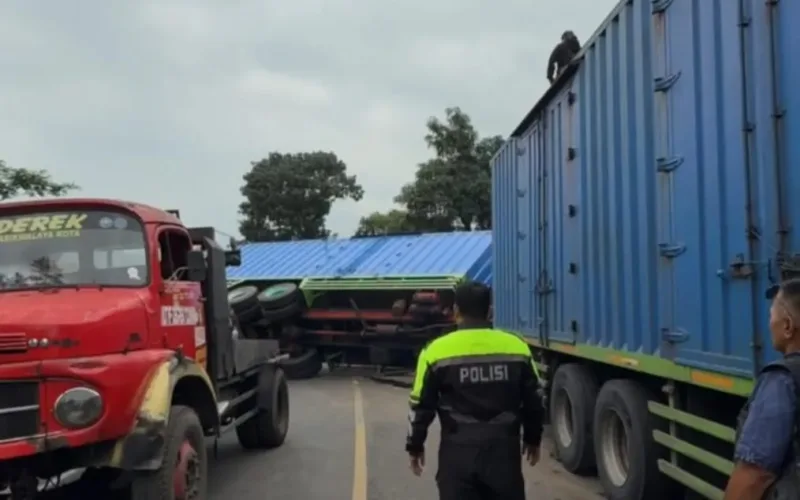 Polsek Malangbong Polres Garut Evakuasi Truk Terguling Di Tanjakan Andir Malangbong
