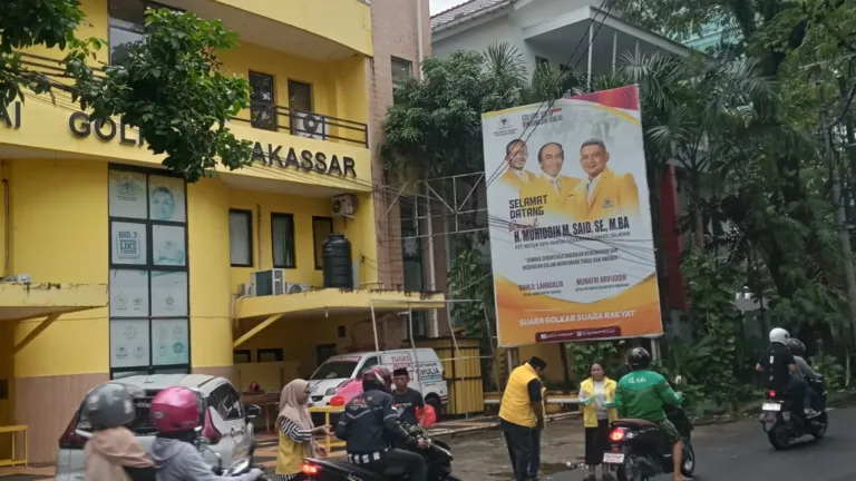 Muh. Nur Alamsyah, SE., MM Pimpinan Golkar Kecamatan Tamalate Berbagi Takjil di Bulan Suci Ramadan
