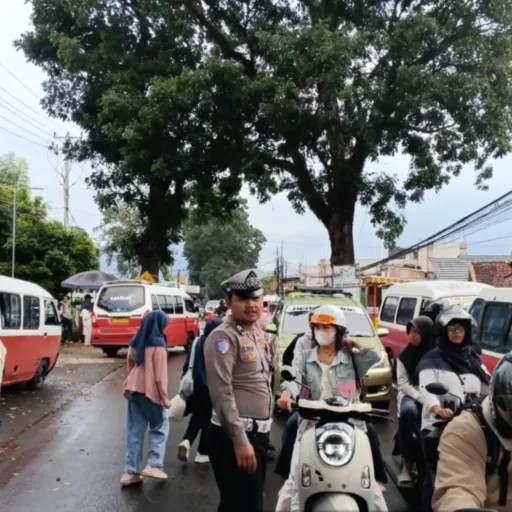 Polisi Hadir Saat Ngabuburit, Polsek Karangpawitan Atur Lalu Lintas Demi kenyamanan Warga