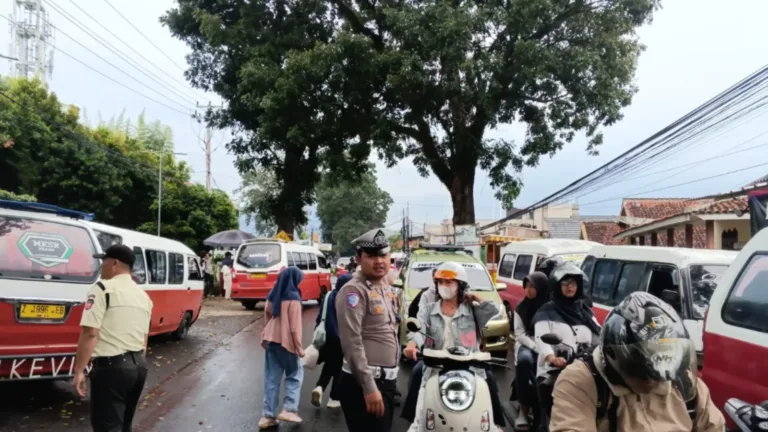 Polisi Hadir Saat Ngabuburit, Polsek Karangpawitan Atur Lalu Lintas Demi kenyamanan Warga