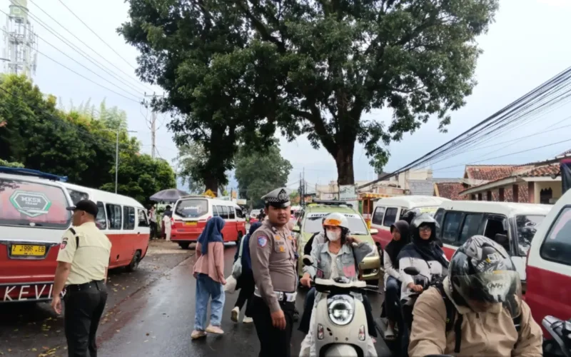 Polisi Hadir Saat Ngabuburit, Polsek Karangpawitan Atur Lalu Lintas Demi kenyamanan Warga