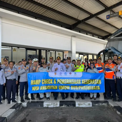 Polres Garut Laksanakan Ramp Check Bus Dan Pemeriksaan Kesehatan Kru Di Terminal Guntur