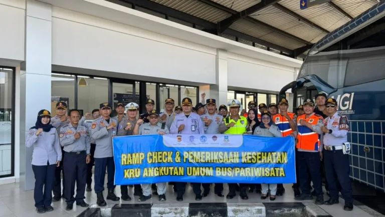Polres Garut Laksanakan Ramp Check Bus Dan Pemeriksaan Kesehatan Kru Di Terminal Guntur
