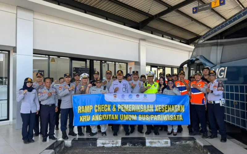Polres Garut Laksanakan Ramp Check Bus Dan Pemeriksaan Kesehatan Kru Di Terminal Guntur