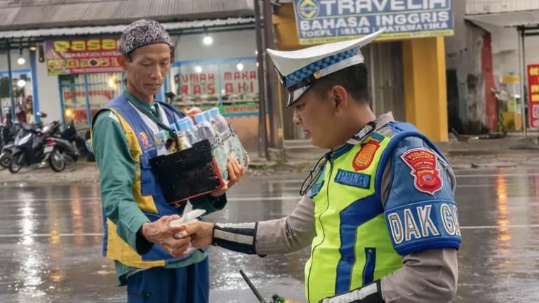 Polsek Kadungora Polres Garut Bagikan Takjil Kepada Pengguna Jalan
