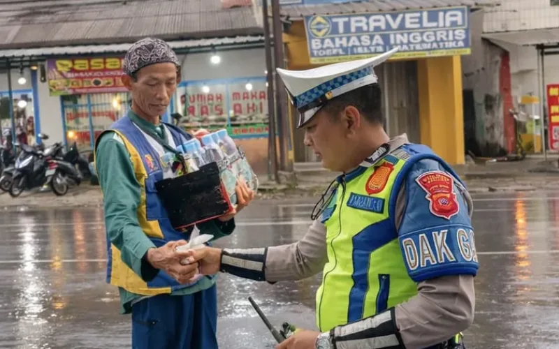 Polsek Kadungora Polres Garut Bagikan Takjil Kepada Pengguna Jalan