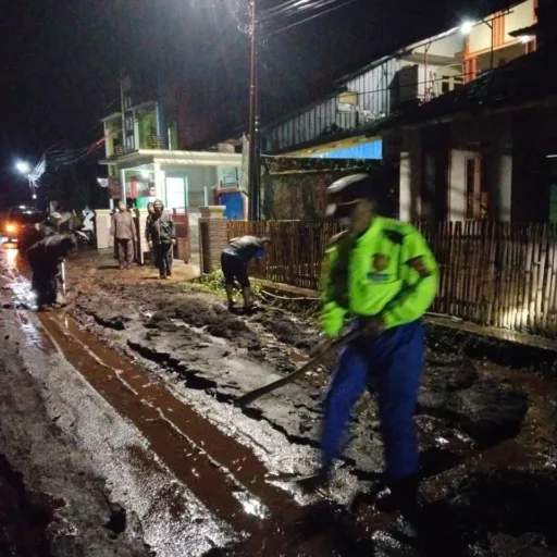 Polsek Pasirwangi Dan Unsur Forkopimcam Sigap Tanggapi Bencana Hidrometeorologi