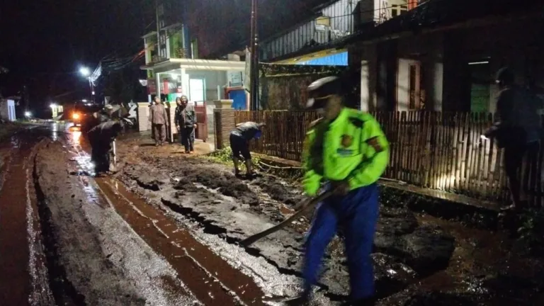 Polsek Pasirwangi Dan Unsur Forkopimcam Sigap Tanggapi Bencana Hidrometeorologi