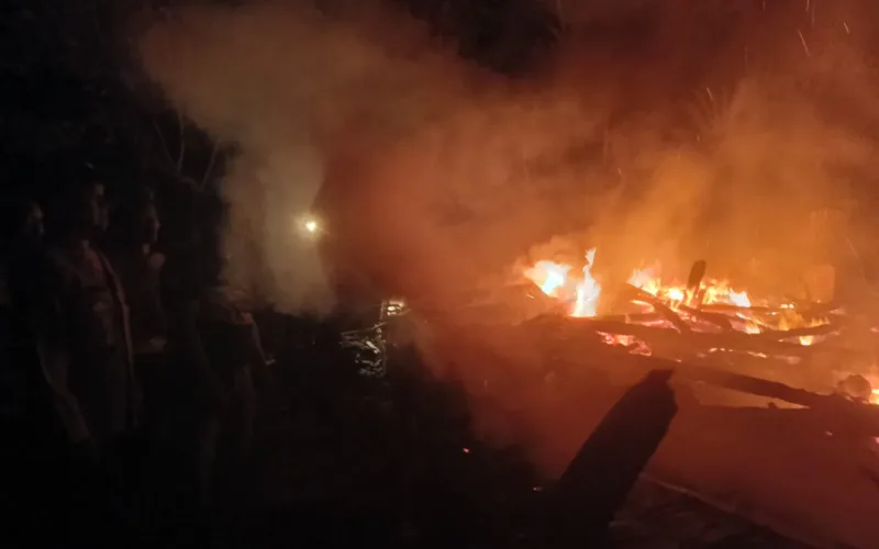 Polsek Cibalong Cek TKP Kebakaran Rumah Karyawan Perkebunan