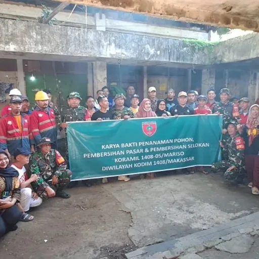 Koramil 1408-05/Mariso Gelar Karya Bhakti Pembersihan Pasar dan Selokan di Kelurahan Tamarunang