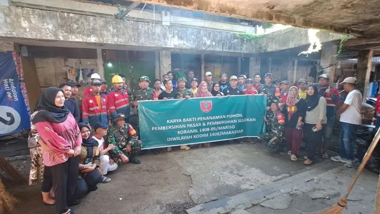 Koramil 1408-05/Mariso Gelar Karya Bhakti Pembersihan Pasar dan Selokan di Kelurahan Tamarunang