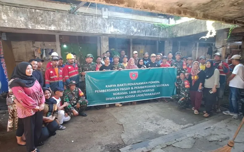 Koramil 1408-05/Mariso Gelar Karya Bhakti Pembersihan Pasar dan Selokan di Kelurahan Tamarunang