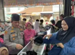 Sentuhan Rhamadan, Kapolsek Wanaraja Ajak Anak Yatim Piatu Belanja Pakaian Lebaran
