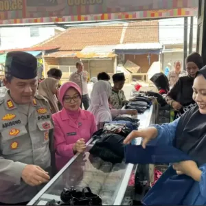 Sentuhan Rhamadan, Kapolsek Wanaraja Ajak Anak Yatim Piatu Belanja Pakaian Lebaran