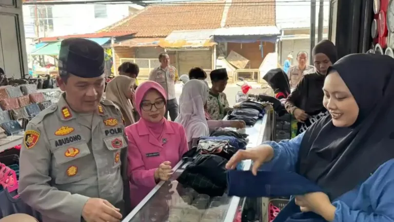 Sentuhan Rhamadan, Kapolsek Wanaraja Ajak Anak Yatim Piatu Belanja Pakaian Lebaran