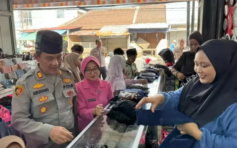 Sentuhan Rhamadan, Kapolsek Wanaraja Ajak Anak Yatim Piatu Belanja Pakaian Lebaran