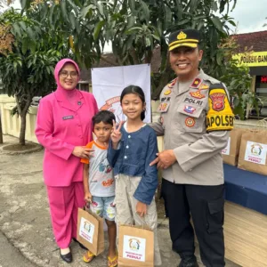 Tebar Kebaikan Di Bulan Ramadhan,Polsek Banyuresmi Bagi-Bagi Takjil