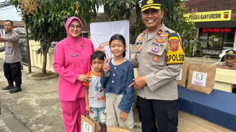 Tebar Kebaikan Di Bulan Ramadhan,Polsek Banyuresmi Bagi-Bagi Takjil