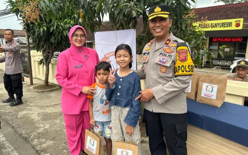 Tebar Kebaikan Di Bulan Ramadhan,Polsek Banyuresmi Bagi-Bagi Takjil