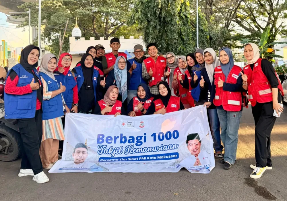RELAWAN SIBAT PMI kota Makassar Berbagi 1000 Takjil Kemanusian