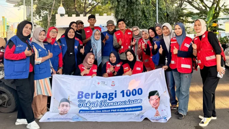 RELAWAN SIBAT PMI kota Makassar Berbagi 1000 Takjil Kemanusian