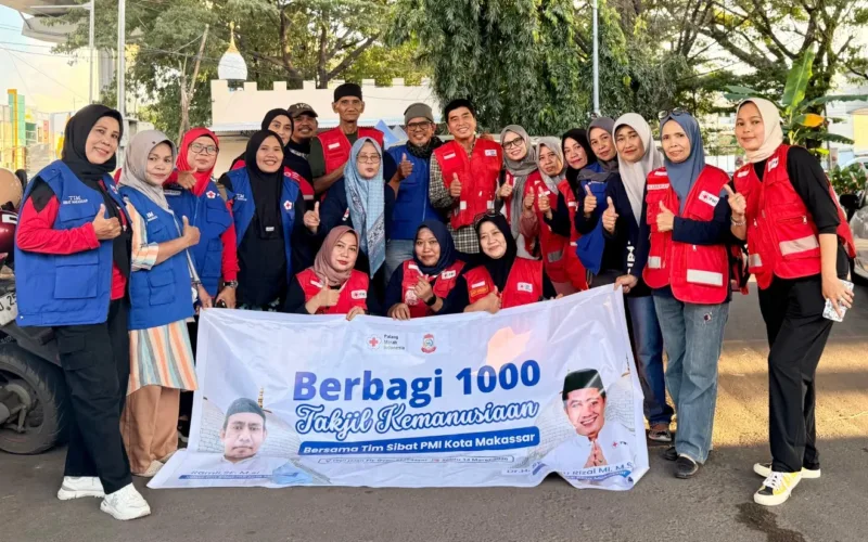 RELAWAN SIBAT PMI kota Makassar Berbagi 1000 Takjil Kemanusian