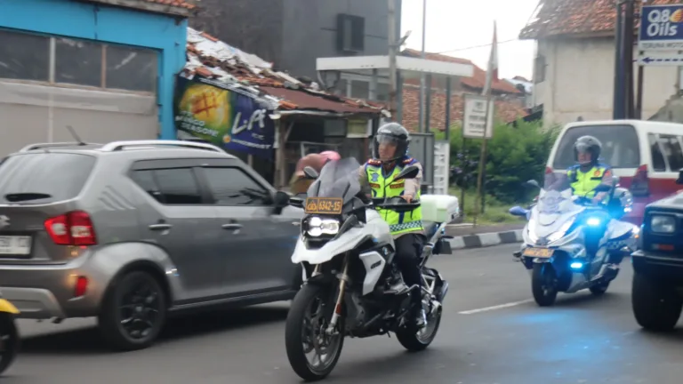 Polres Garut Lakukan Rekayasa Lalu Lintas One Way Dari Bandung Menuju Arah Tasikmalaya