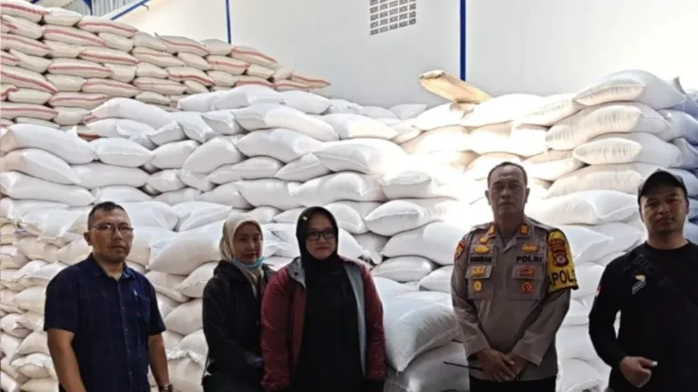 Kapolsek Sukawening Monitoring Serapan Hasil Panen Jagung Untuk Mendukung Ketahanan Pangan