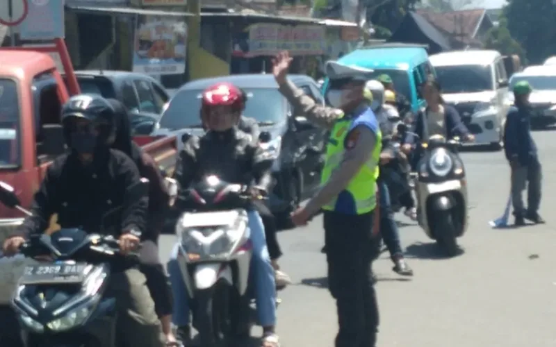 Antisipasi Kepadatan Arus Mudik, Polres Garut Terapkan Rekayasa Lalin One Way Di Jalur Limbangan-Malangbong