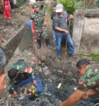 Koramil 1408-06/Mamajang Bersama Pemerintah Kecamatan Gelar Karya Bhakti Bersihkan Selokan Di wilayah kecamatan Mamajang