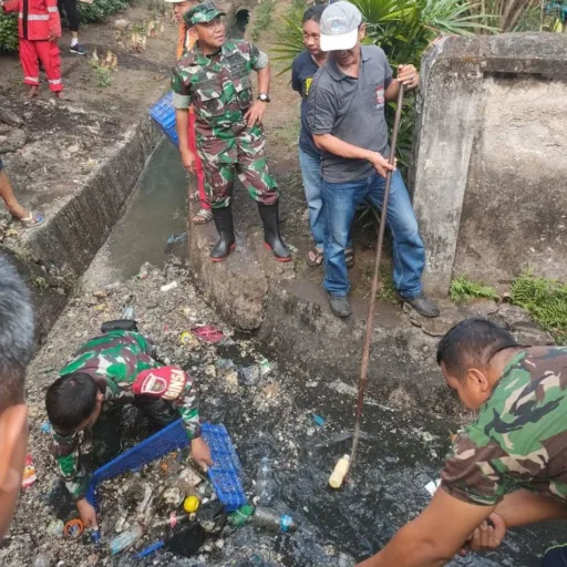 Koramil 1408-06/Mamajang Bersama Pemerintah Kecamatan Gelar Karya Bhakti Bersihkan Selokan Di wilayah kecamatan Mamajang