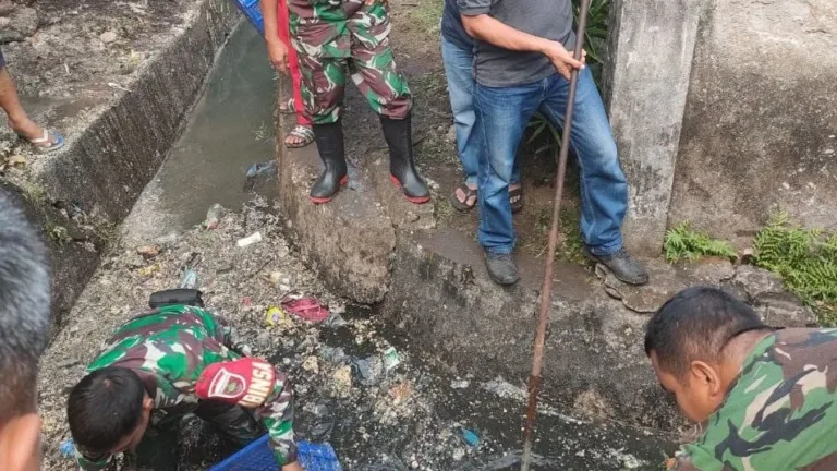 Koramil 1408-06/Mamajang Bersama Pemerintah Kecamatan Gelar Karya Bhakti Bersihkan Selokan Di wilayah kecamatan Mamajang