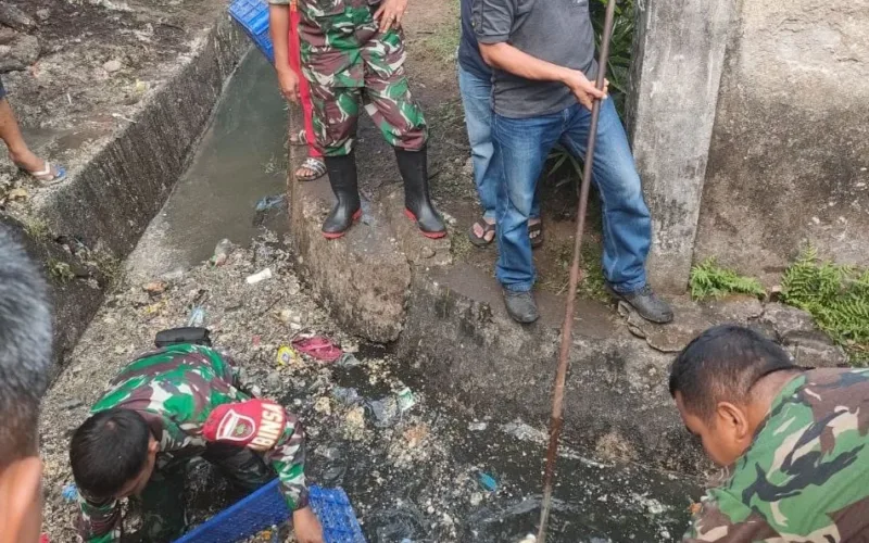 Koramil 1408-06/Mamajang Bersama Pemerintah Kecamatan Gelar Karya Bhakti Bersihkan Selokan Di wilayah kecamatan Mamajang